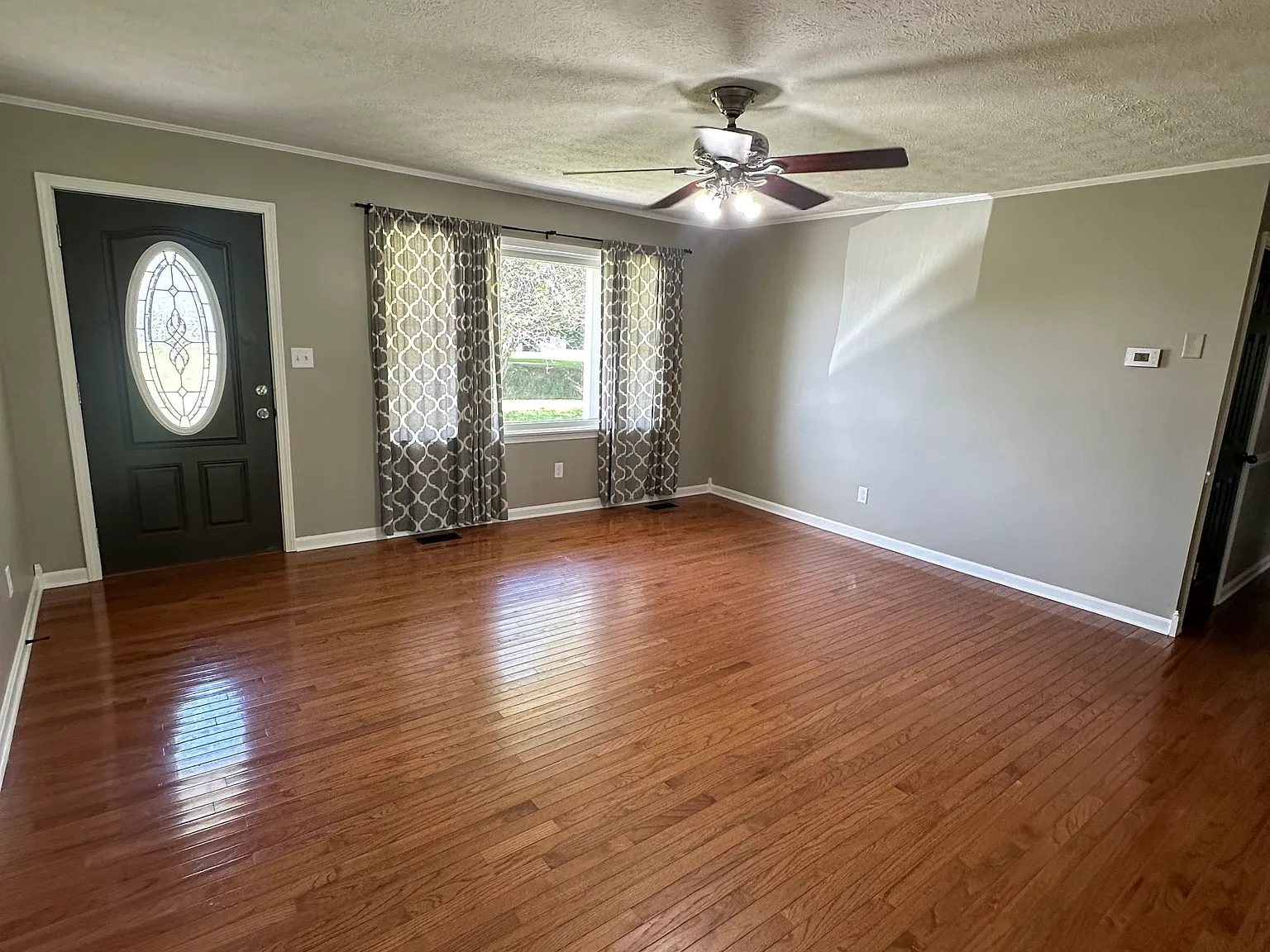 3 bed, 1.5 bath, 1300 sqft, $1,400 — Photo 3