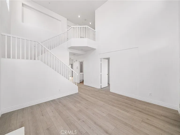 6766 Royal Crest Ct — Photo 7