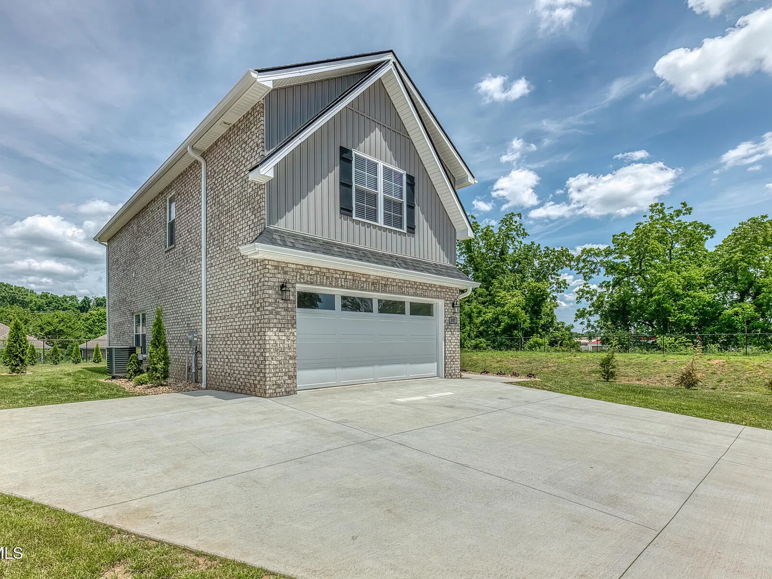 4 bed, 2.5 bath, 1817 sqft, $2,945 — Photo 2