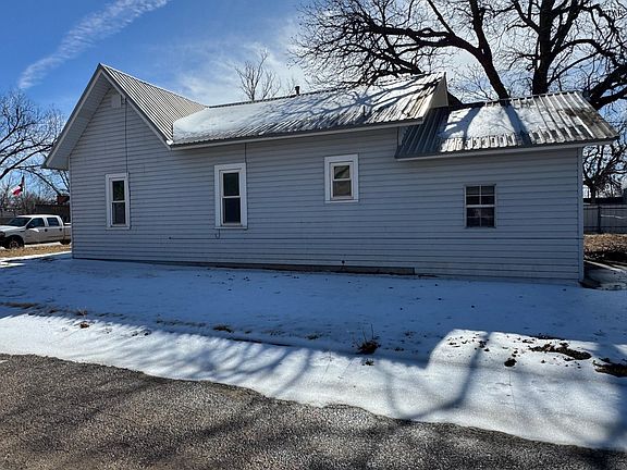 4th image of 611 N Stratton St