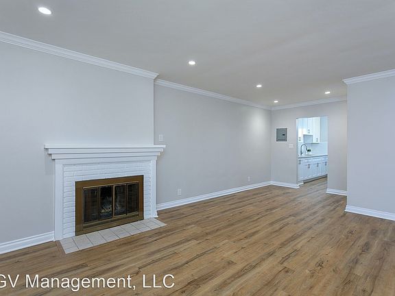 4th image of 1001 W Huntington Dr APT J