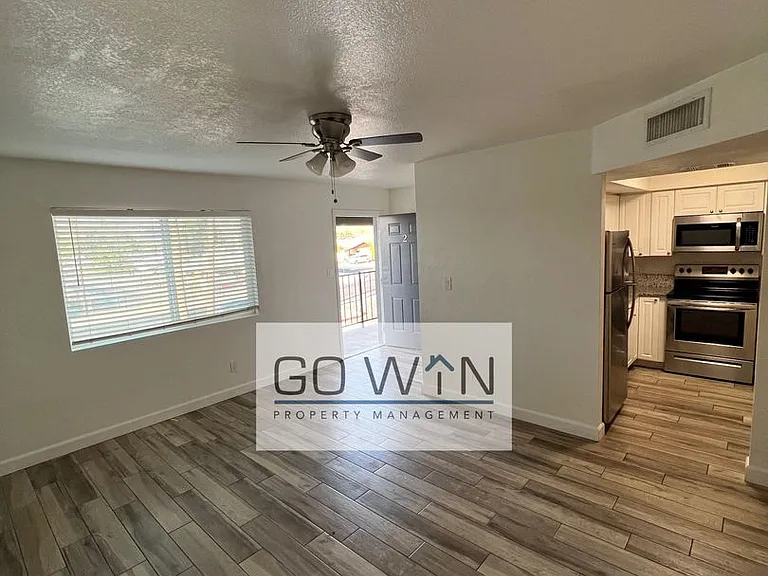1727 W Mountain View Rd — Photo 8