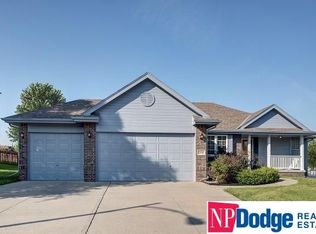 2103 Crest Ridge Dr, Papillion, NE 68133