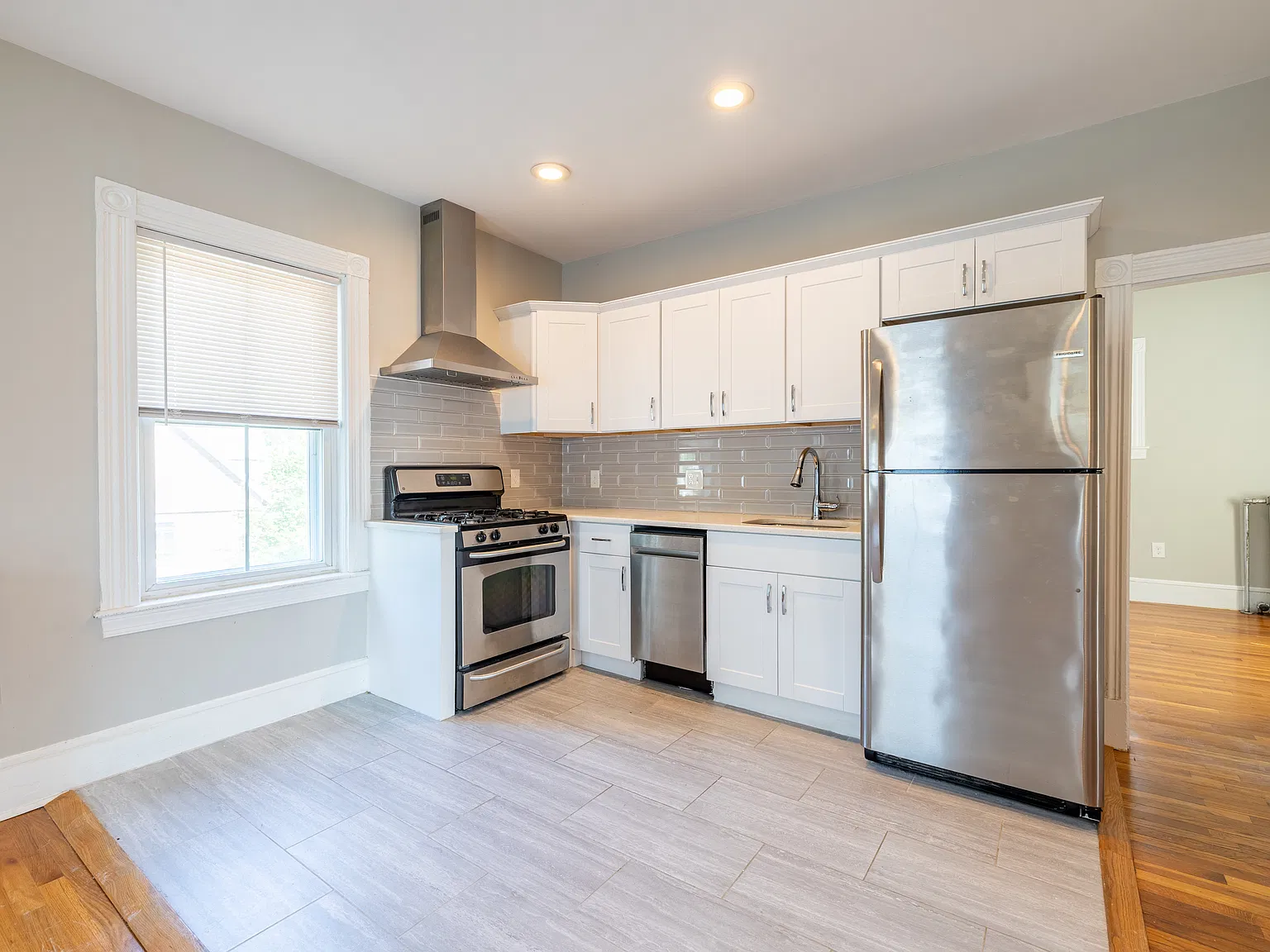 2 bed, 900 sqft, $2,600 — Photo 2