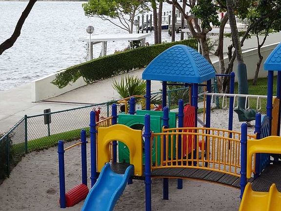 2nd image of 1915 Brickell Ave #1915
