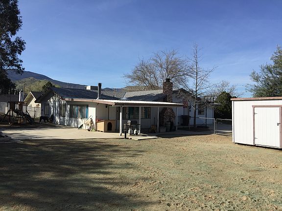 Large backyard w/outbuilding