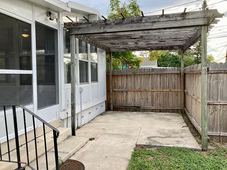 450 44th Ave N — Photo 16