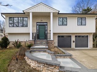 21 Dunhill Rd, New Hyde Park, NY 11040