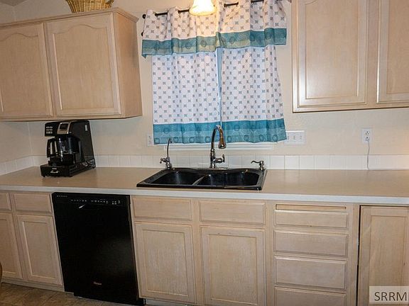 4th image of 370 Donna Dr