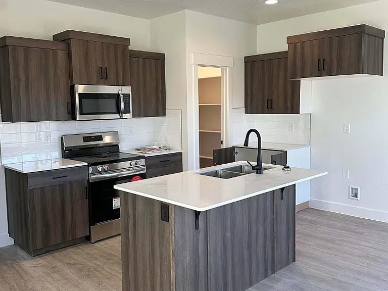 2296 E Alexander Ln — Photo 2