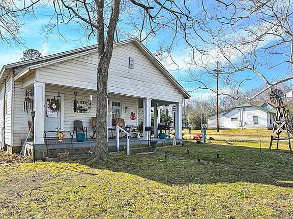 3rd image of 701 9th St