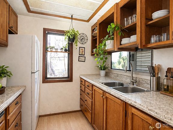 5th image of 2416 Madrona Street