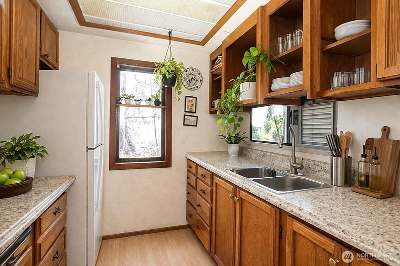 5th image of 2416 Madrona Street