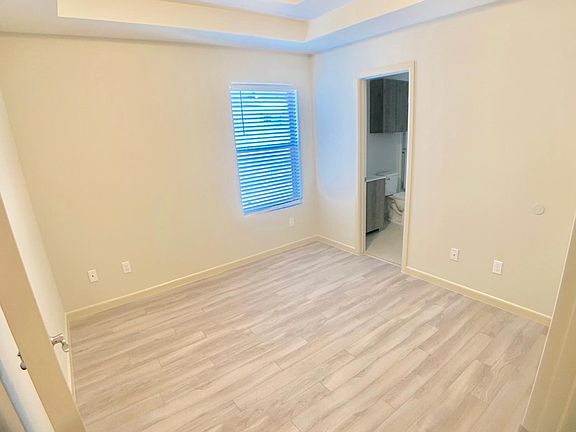4th image of 512 Newport Ave #B