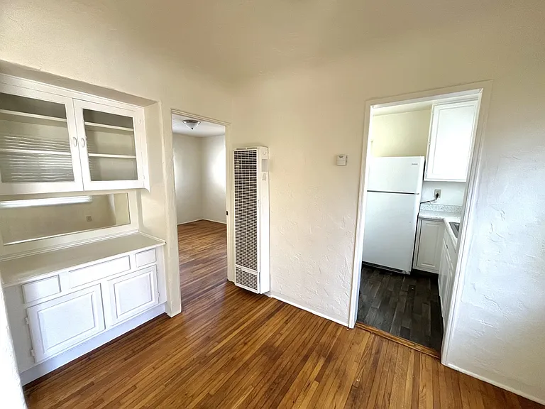 1813 Bacon St — Photo 2