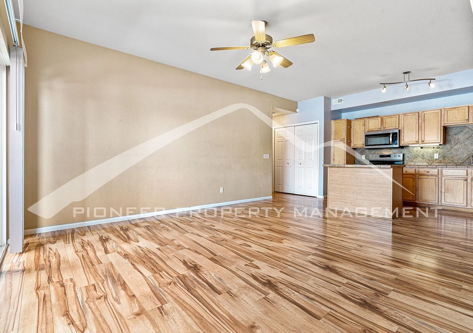 Beautiful First Floor Condo with Open Floor Plan and Central A/C — Photo 3
