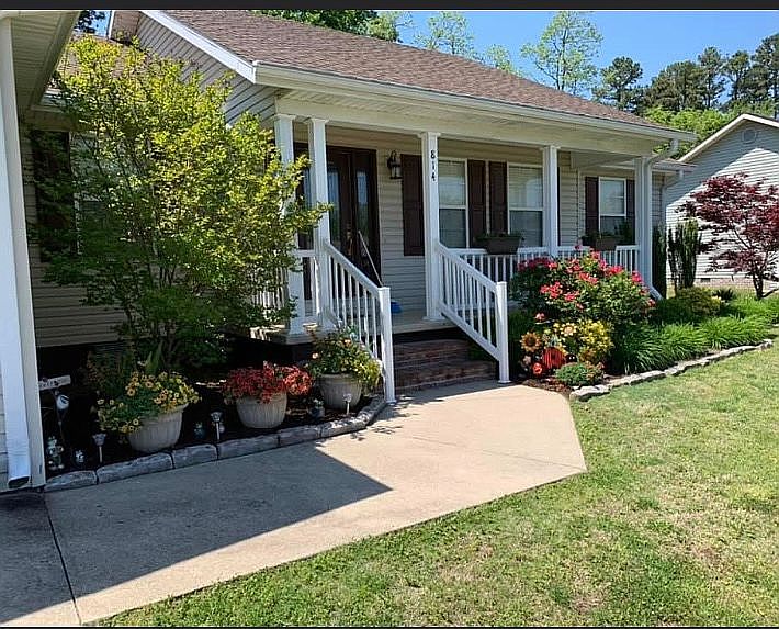 1st image of 814 Sunny Valley Ln