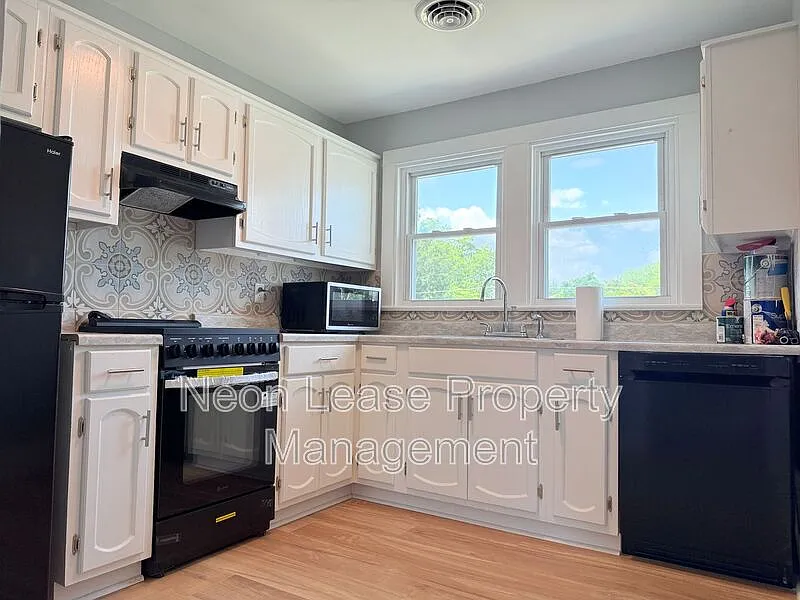 3 bed, 2.0 bath, $2,000 — Photo 2