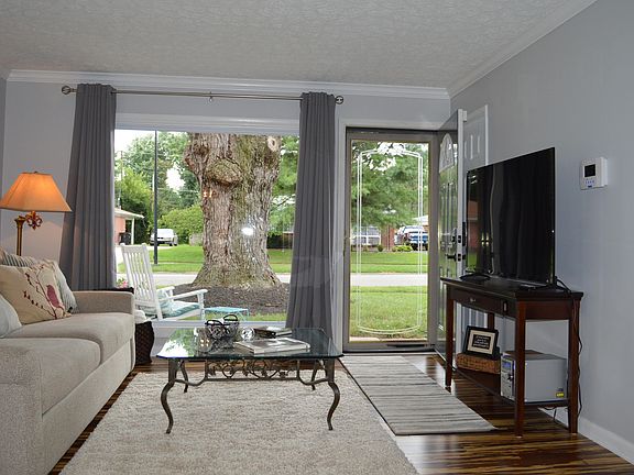 4th image of 2407 Meadow Dr