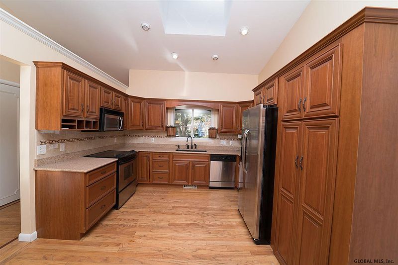 3rd image of 61 LOUDONWOOD EAST Drive