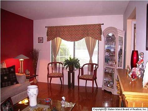5th image of 979 Rockland Ave