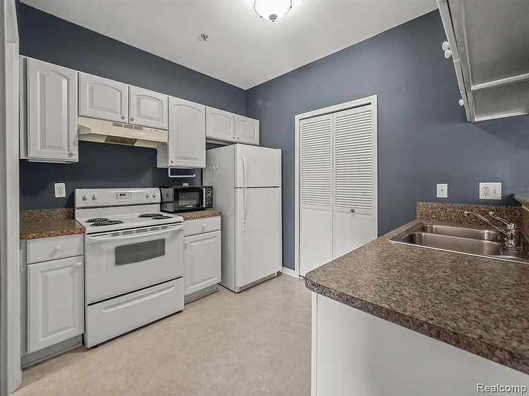 7683 Ambassador Dr — Photo 12