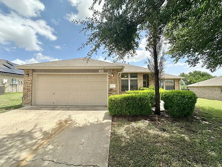 607 Hogan Dr — Photo 2