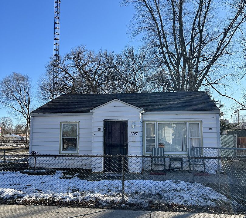 1st image of 1702 E Cummins Ave
