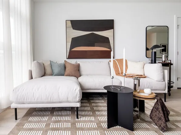 680 Quayside Dr #2706, New Westminster, BC V3M 6Z6