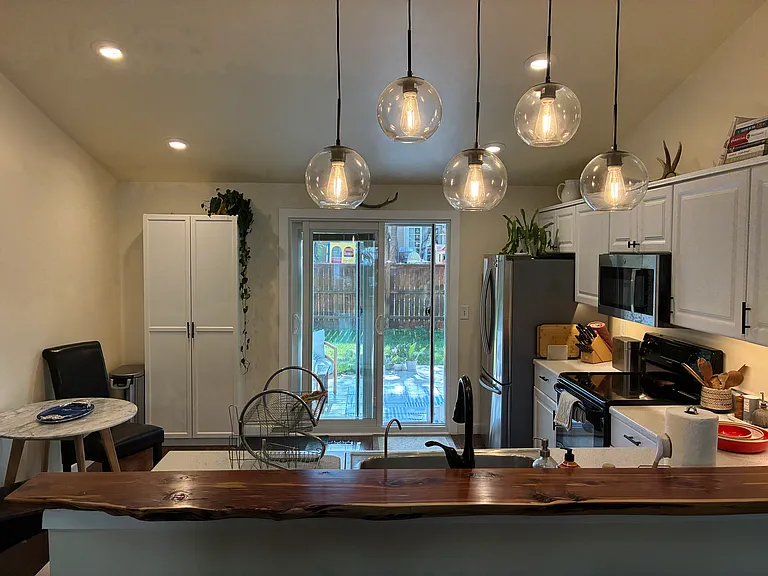 3201 Crockett St — Photo 2
