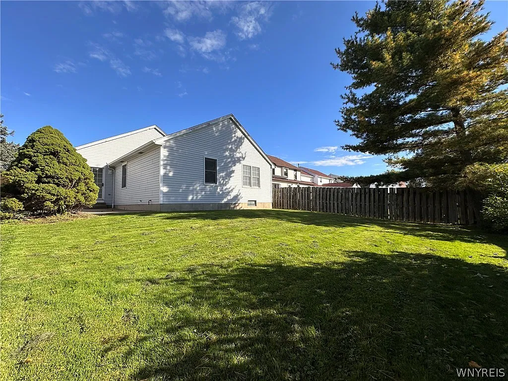 3 bed, 1.0 bath, 1172 sqft, $2,700 — Photo 4