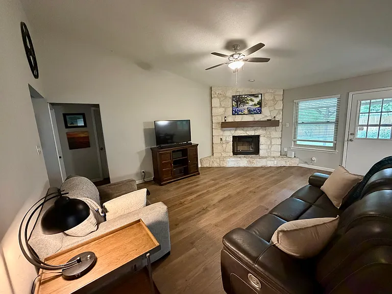 1213 Troy Ln — Photo 11
