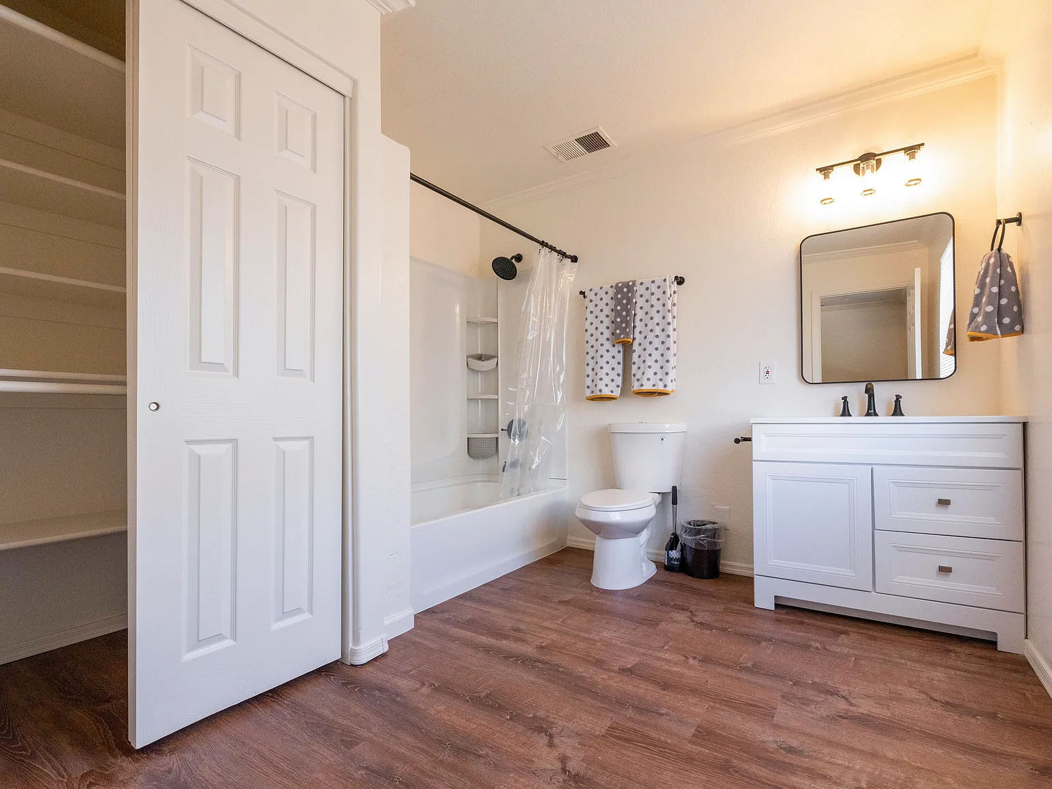 4 bed, 3.0 bath, 2297 sqft, $1,070 — Photo 3