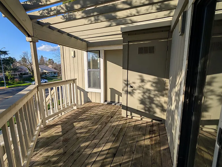 Eastlake Apartments — Photo 29