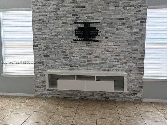 4th image of 173 Tracy Cir