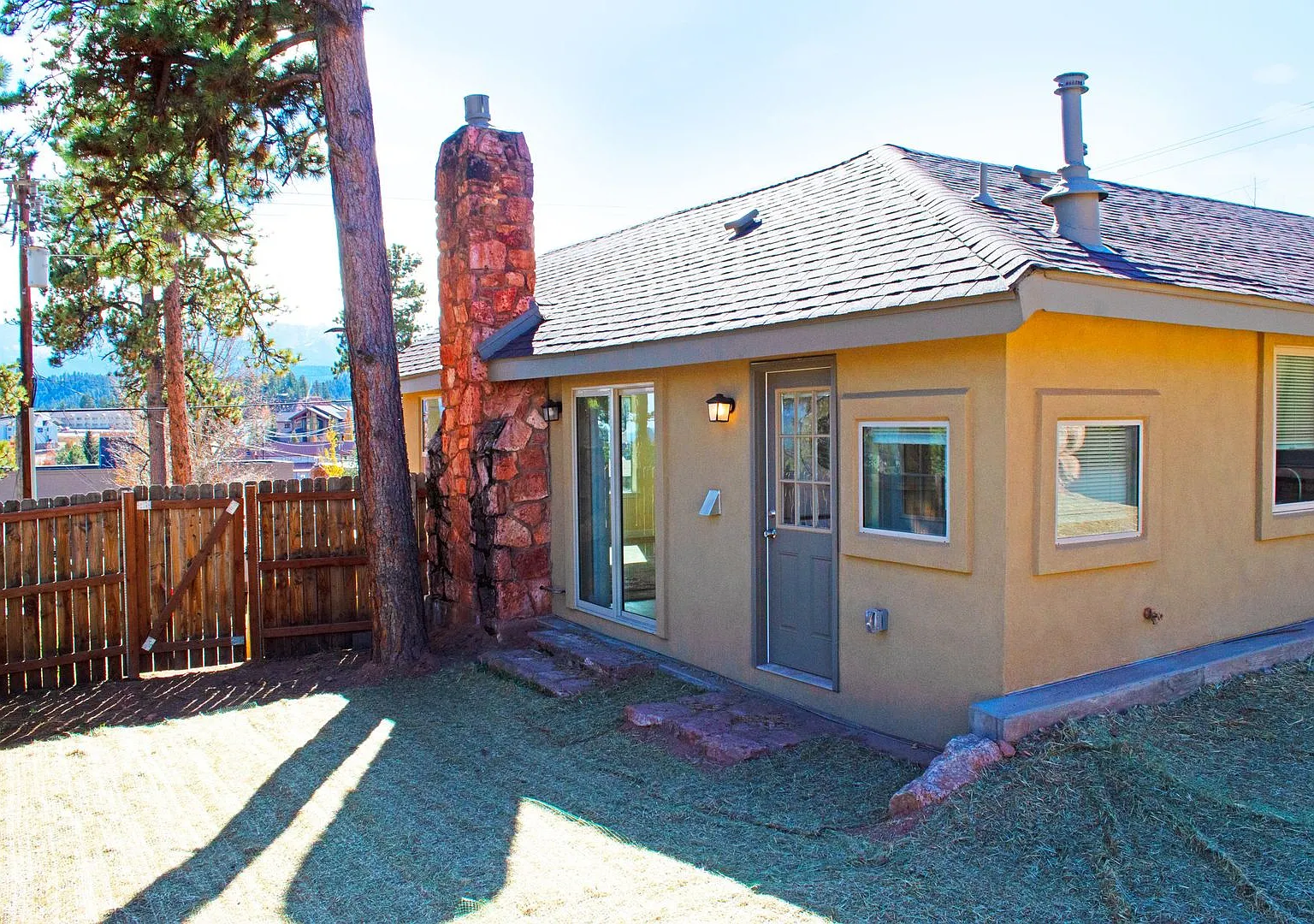 Fully Updated 2 Bed 1 Bath in Woodland Park! — Photo 3