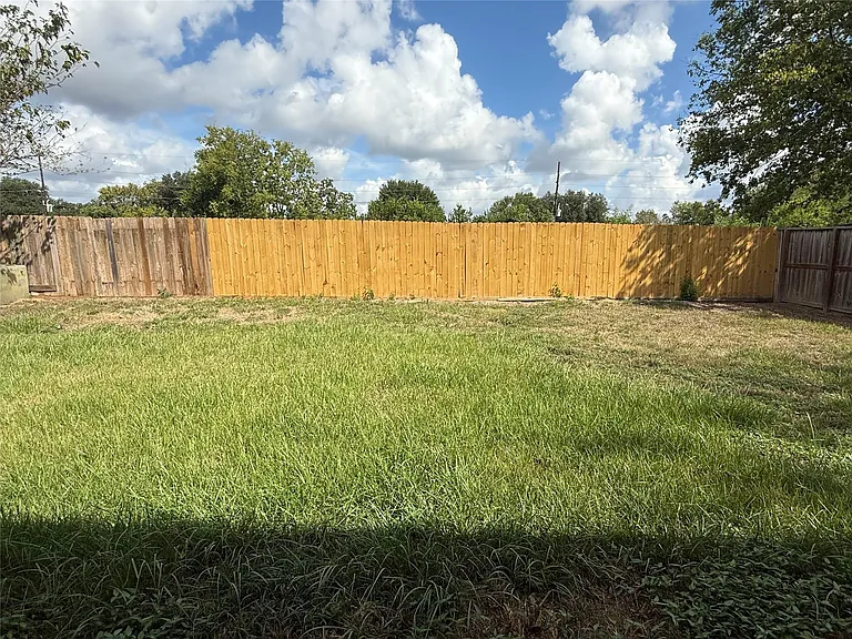 2114 W Greens Rd — Photo 16