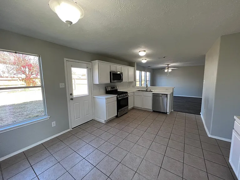 19451 Nasworthy Dr — Photo 14