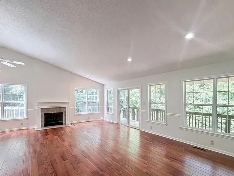 221 Grandview Dr — Photo 5
