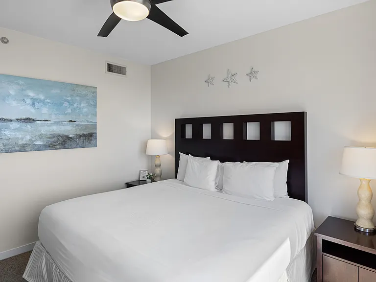 Guest bedroom with queen bed