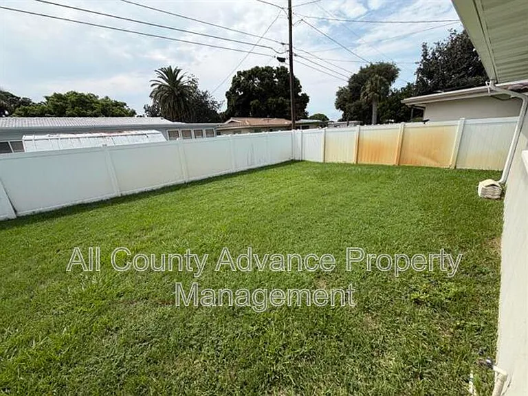 2320 Surrey Ln — Photo 4