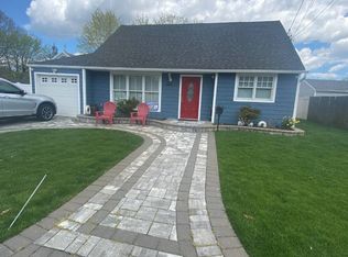 240 Meadowbrook Rd, Merrick, NY 11566