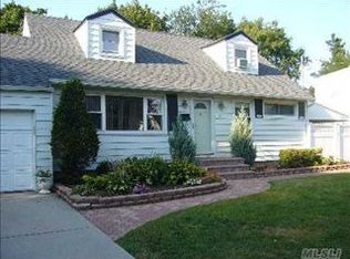 48 Sunrise St, Plainview, NY 11803