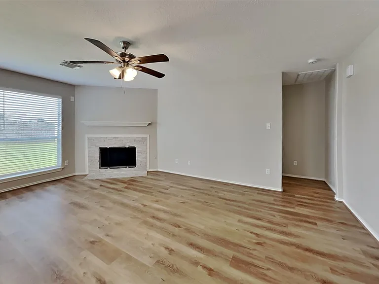 22076 Knights Cove Dr — Photo 4