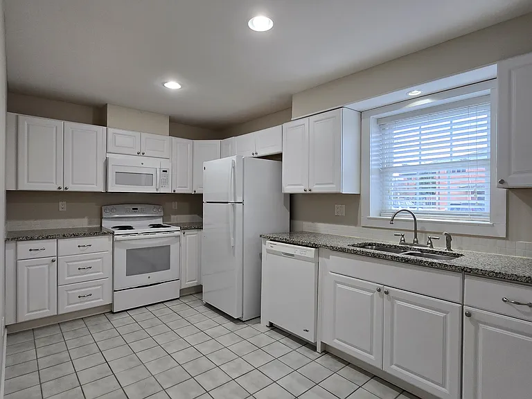 Updated kitchen w/granite countertops and appliances in unit