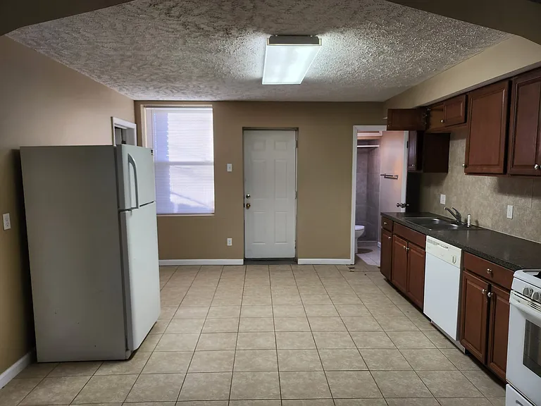 1517 Vinton St — Photo 3