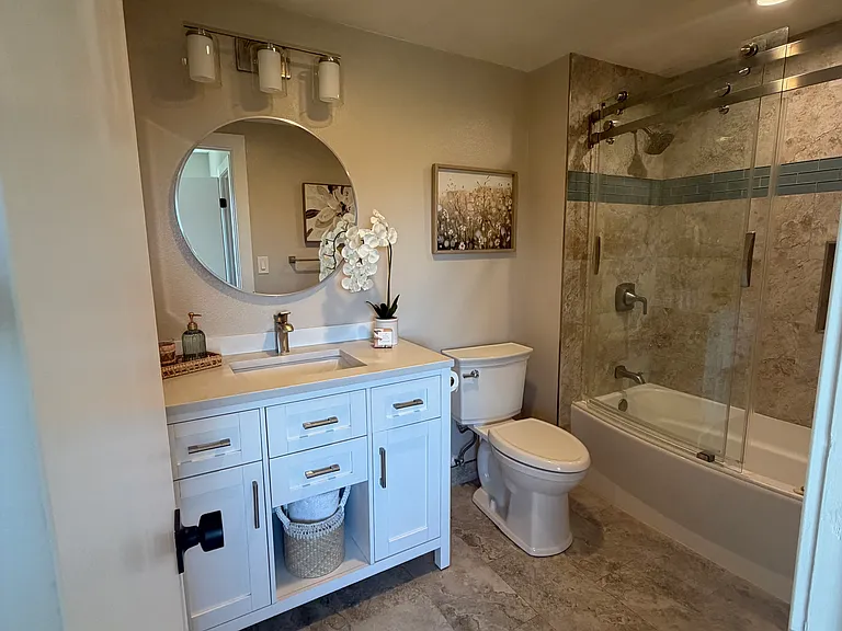 Primary bedroom bathroom