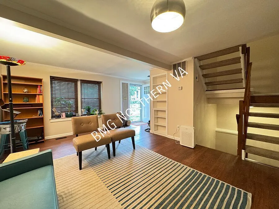 Lovely 3 Bed 3.5 Bath end Unit Townhome In Serene Great Oak Square — Photo 3