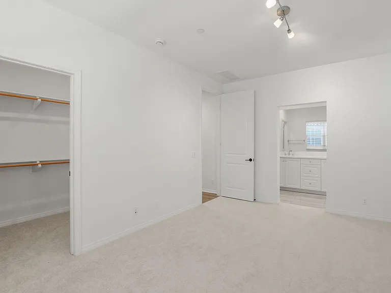 82 Parkwood — Photo 18