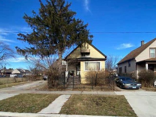 2nd image of 42 W 105th St